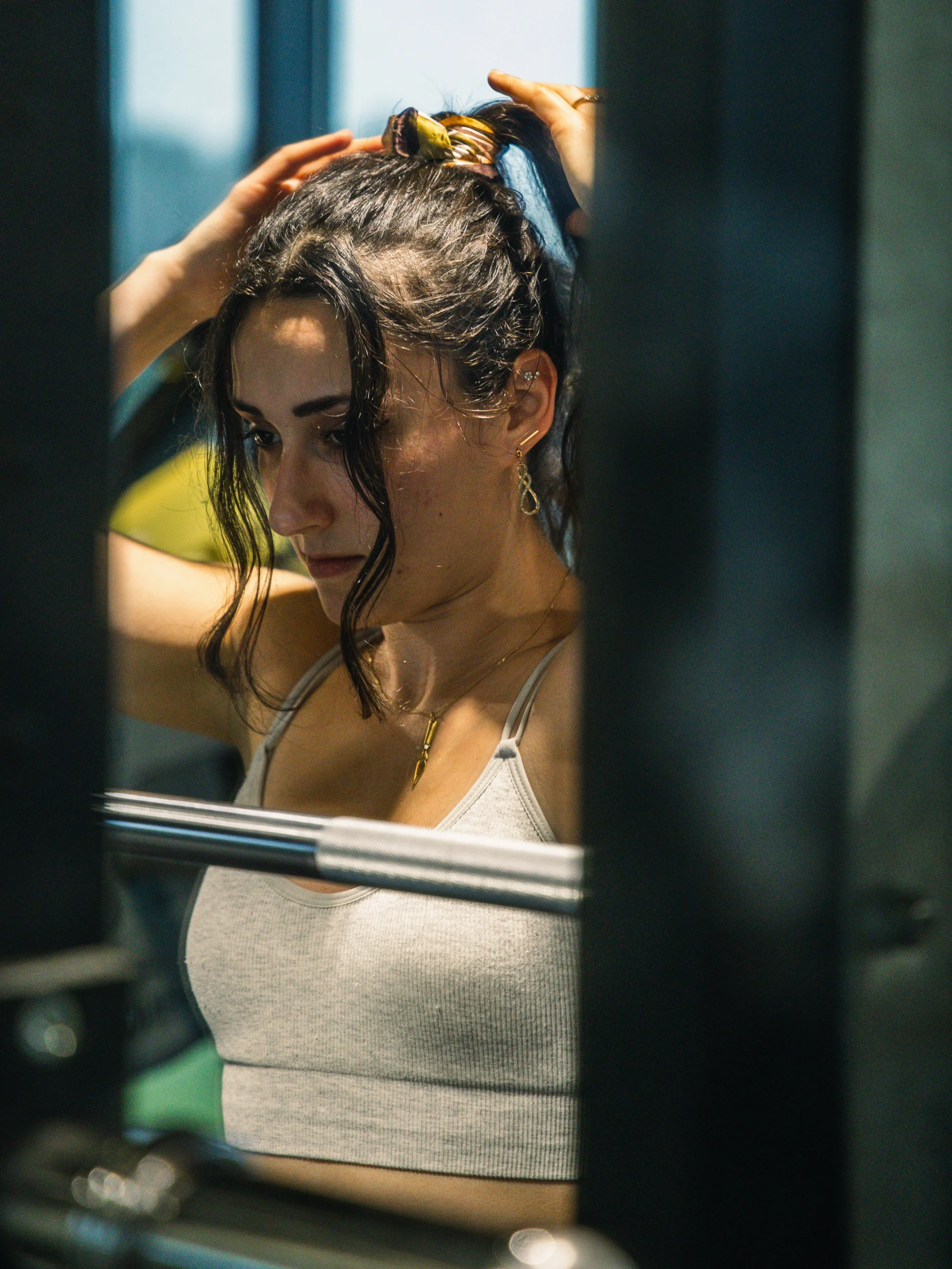 Sportive déterminée de haut niveau en salle de musculation se préparant avant sa séance.