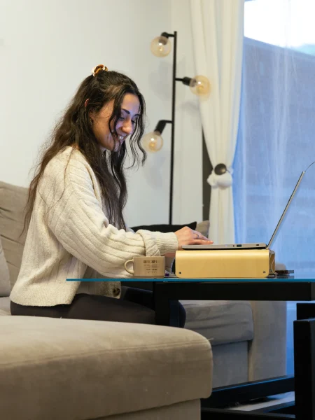 Séance en visio : Morgane VOIGNIER échange avec un sportif sur ordinateur et prend des notes.